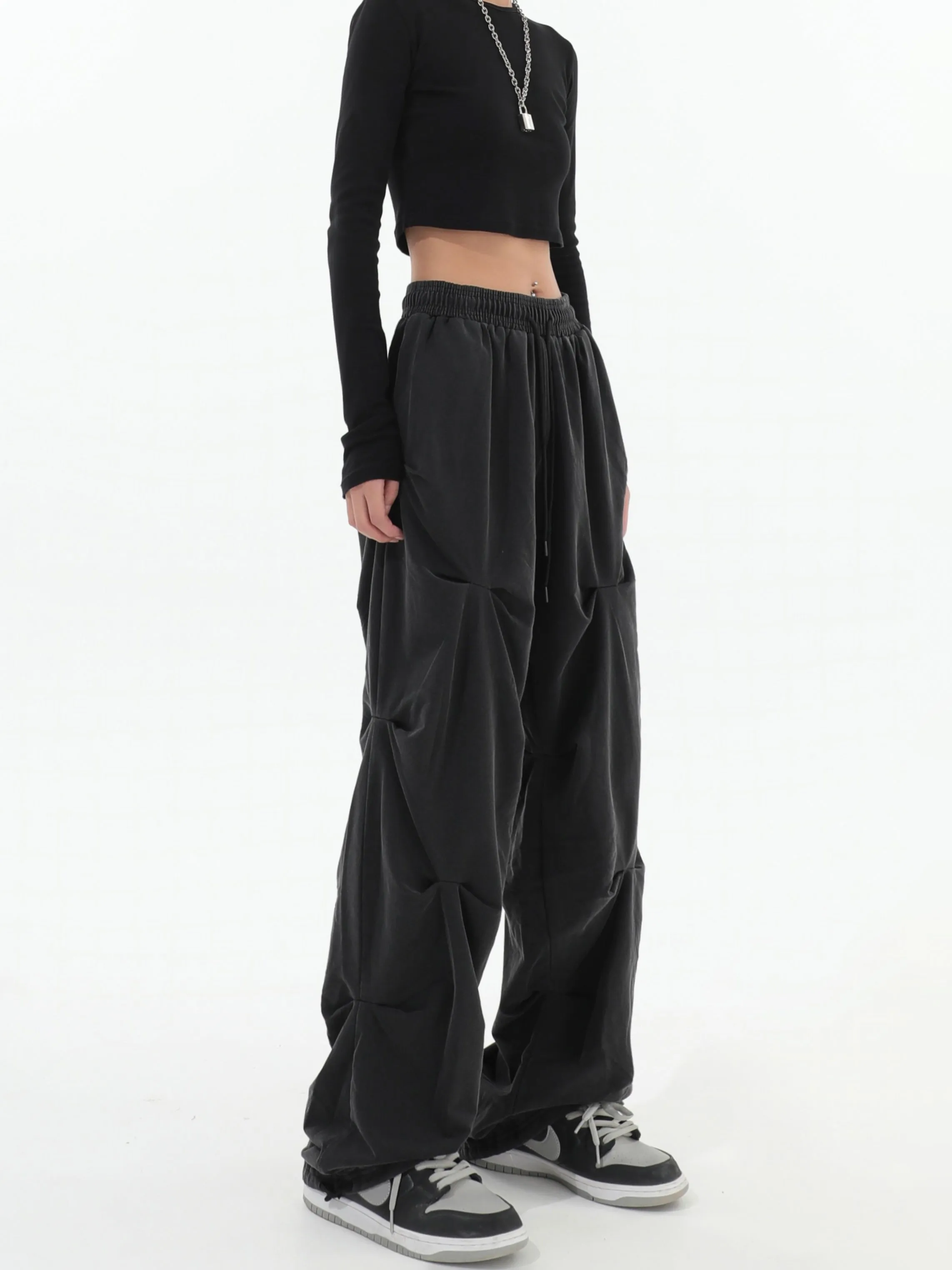 Diagonal Pleated Lightweight Pants