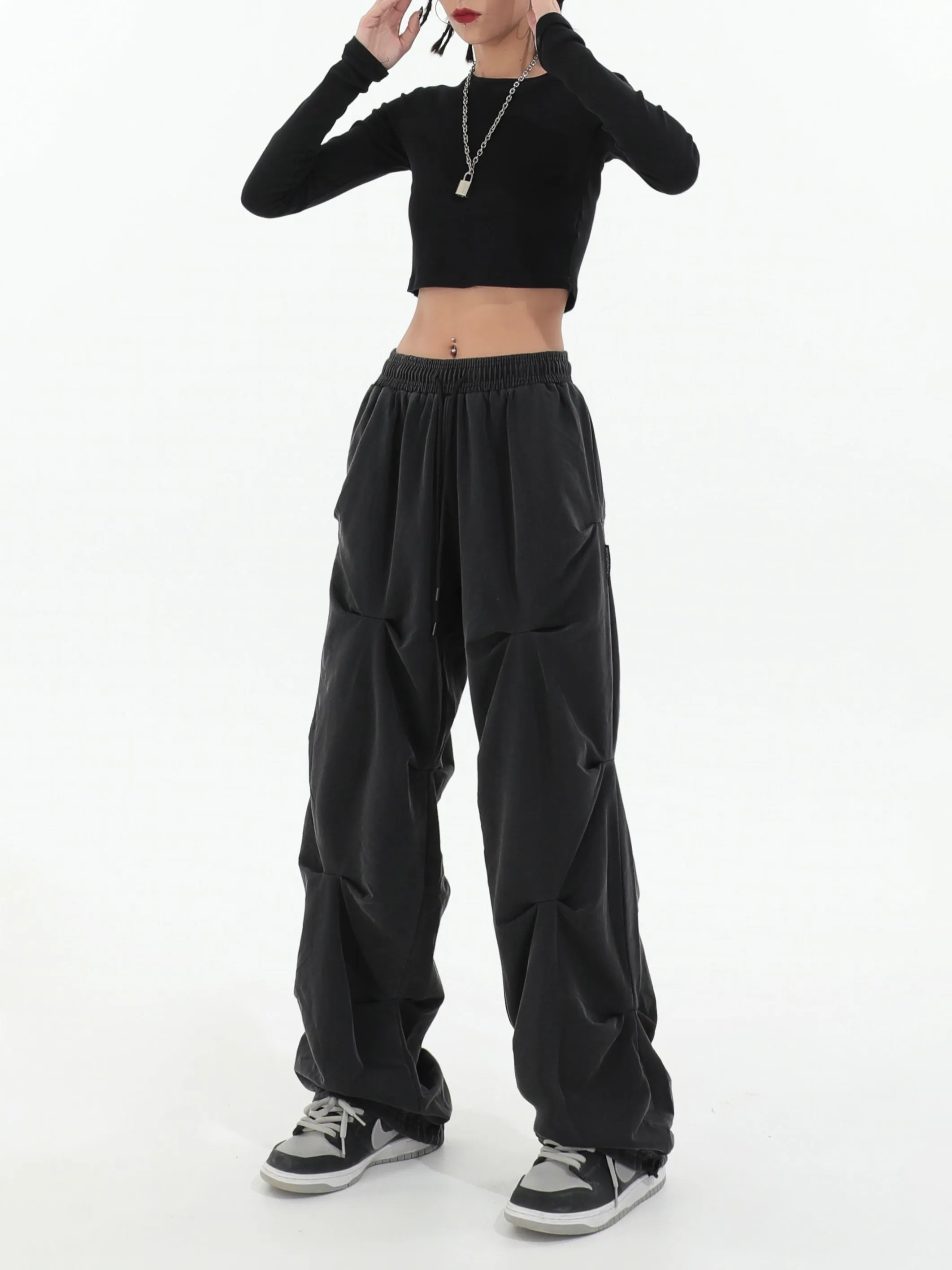 Diagonal Pleated Lightweight Pants