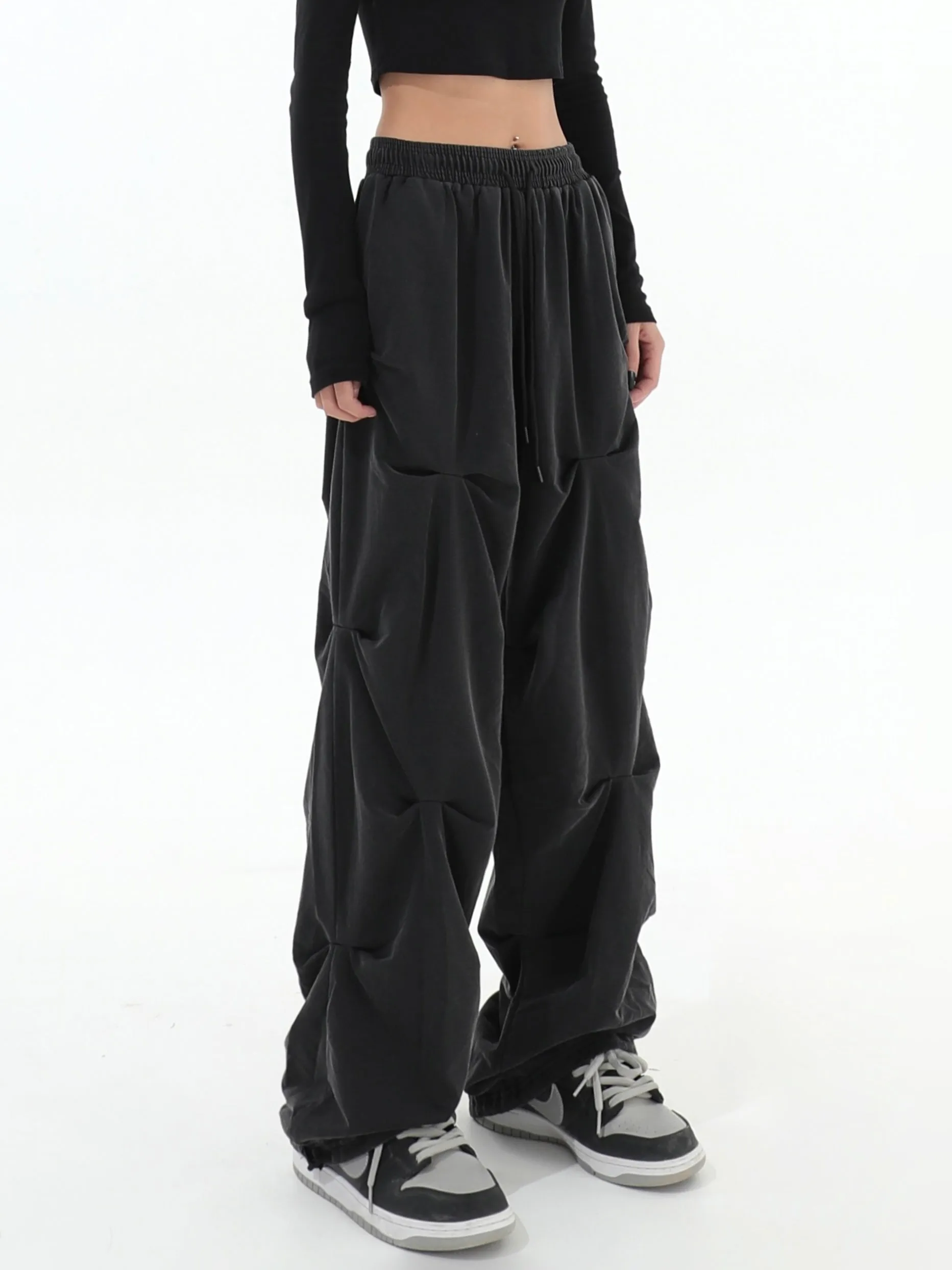 Diagonal Pleated Lightweight Pants