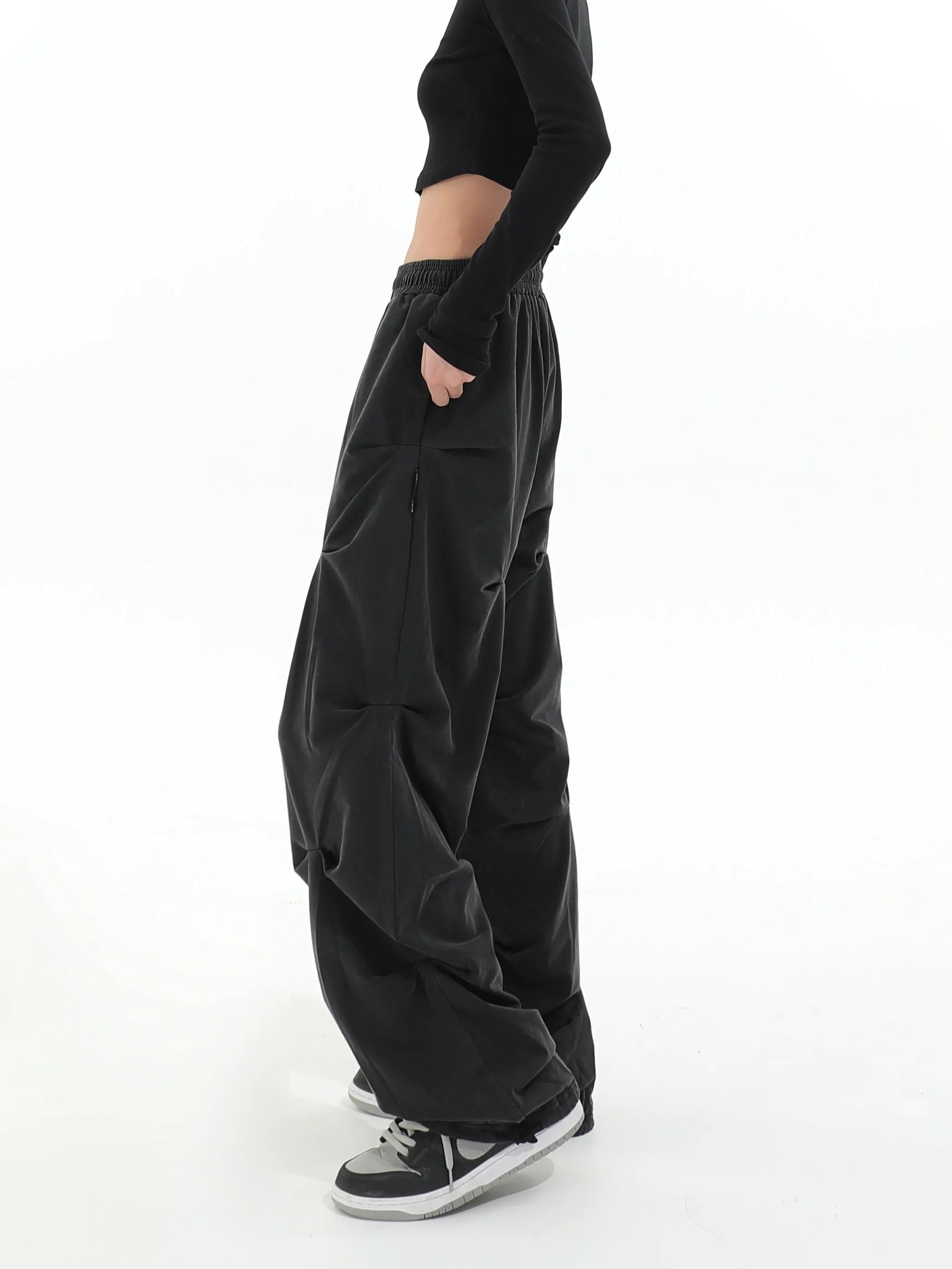 Diagonal Pleated Lightweight Pants